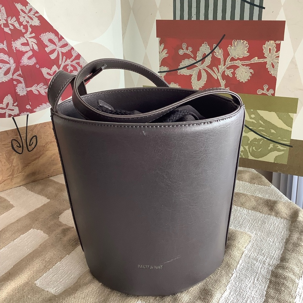 MATT & NAT BUCKET BAG